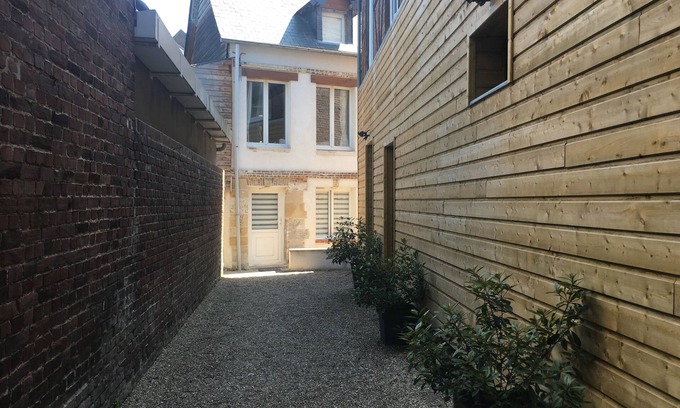 Honfleur Apartment | The Lieutenance, 45m2, terrace, WIFI, Honfleur center