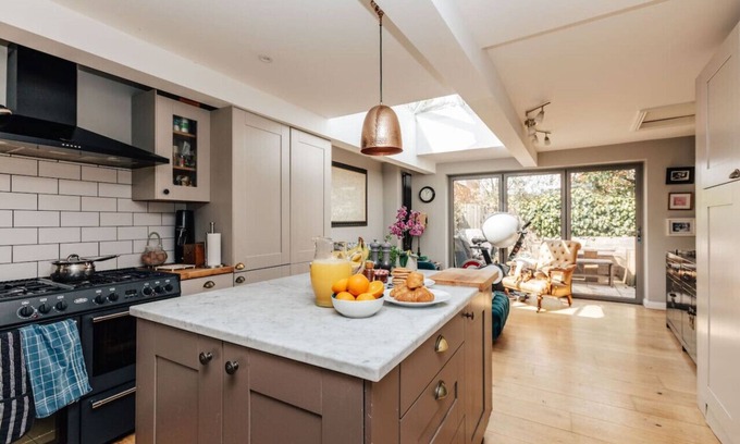 Henley House | The Limes-3 bed, central Henley