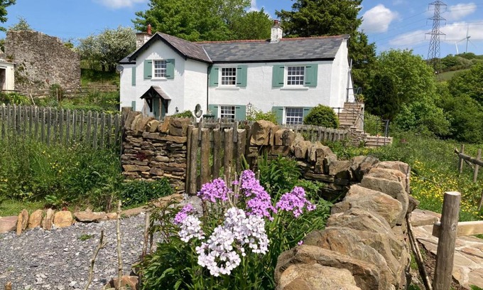 Mawr Apartment | The Little Grebe