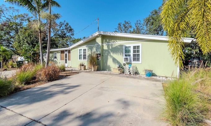 Largo Apartment | The Little Largo Cabin - 30 Day Minimum Stay