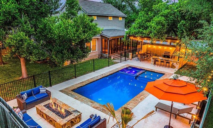 Fredericksburg House | The Live Oak Haus (Sleeps 19) - 6 Bed | 6 Bath | Pool + Hot Tub + Fire Pit