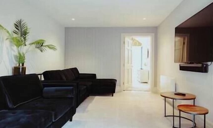 Leeds Apartment | The Lodge · 3-Story Townhouse - Sleeps 8