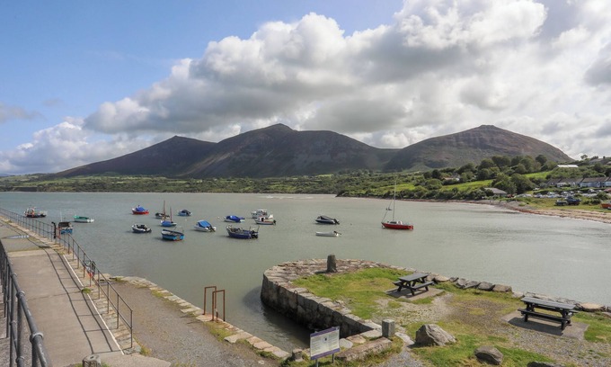 Gyrngoch Cottage | THE LODGE AT TAL ERYR, pet friendly, with a garden in Clynnog Fawr