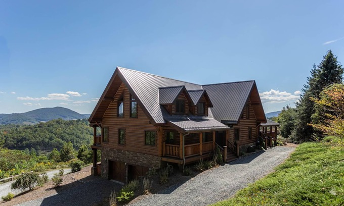 Boone Cabin | The Lodge - Theater Room, Putting Green, Pool, Great view 2 miles to Boone!