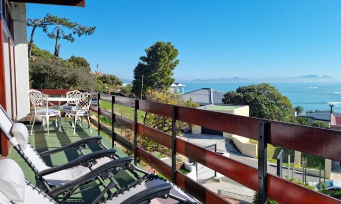 Gordons Bay Central House | 'The Loft' - Modern 2 bedroom vacation Home, Central, 5 min walk from the beach