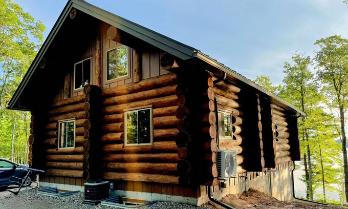 Hayward Cabin | The Log Haus on Round Lake — 6 Bedrooms, 11 Queen Beds