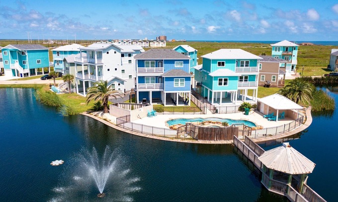 Port Aransas House | The Lost Chancla - Pet Friendly! View of Community Pool!