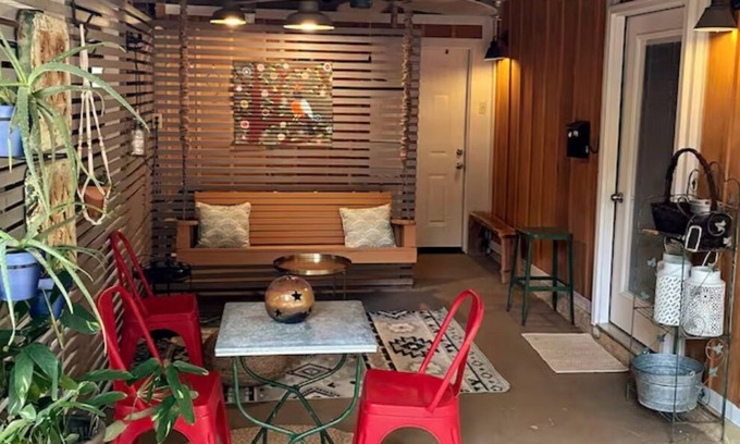 Oxford House | THE LOVE NEST at HOLLY GROVE FARM-Retreat only 10 minutes from The Square