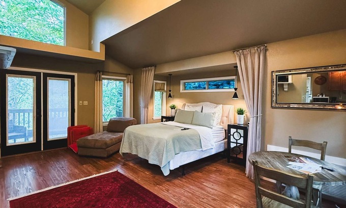 Eureka Springs Cottage | The Love Nest Treehouse with Jacuzzi