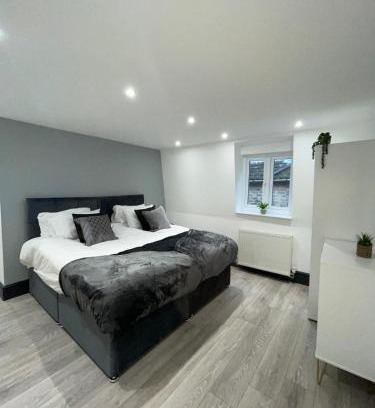 Huntingdon Apartment | The Lucia Apartments I - 2 Bedroom Town Centre Apartment - Contractor Friendly - Free Parking - Full Kitchen - Washer Dryer - Spacious - Ideal for Work Stays