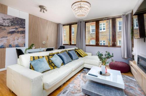 Westminster Apartment | The Luxe Lounge 2Bed 2Bath Sauna and Private Cinema