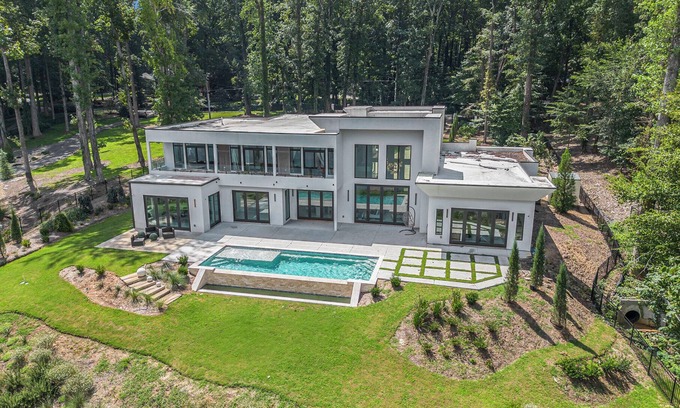 Jonesboro House | The Luxe Waterside Retreat
