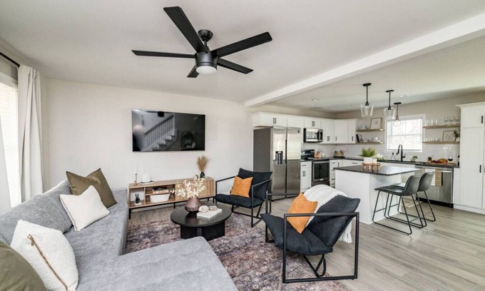 Madison Heights Apartment | The Madison, 5 Minutes to Downtown, Firepit and Deck!