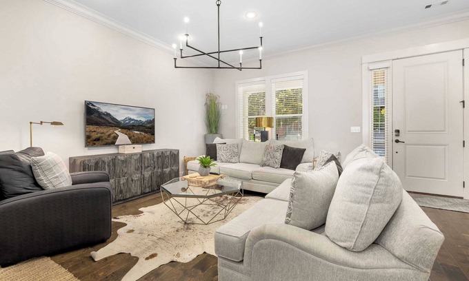 Fayetteville House | The Magnolia - Walk to Downtown - 0.5 mi to UofA