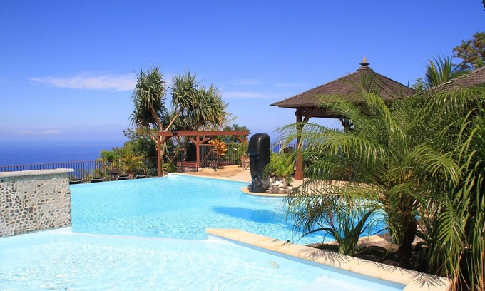 Piton Saint-Leu Apartment | The Maloya **** Beautiful T2 with garden, accessibility PMR, pool & spa