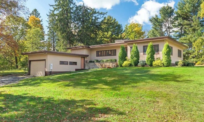 Lenox House | The Maple House - Modern Retreat Near Town