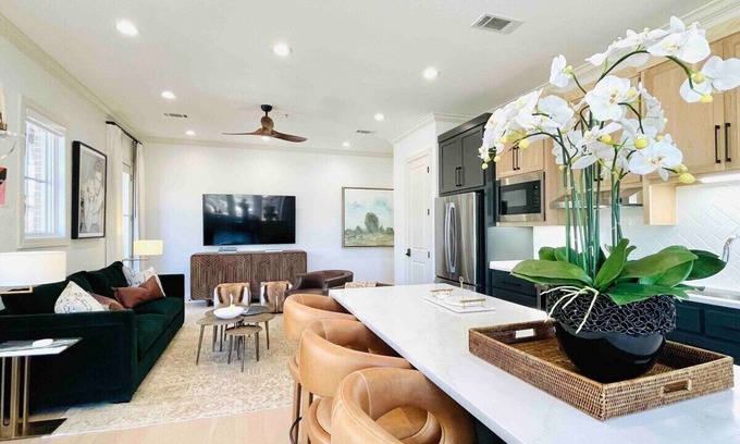 Oxford House | The Marley, 2BR Square Stay by Velvet Ditch Villas