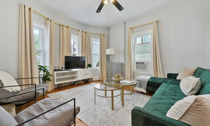 Chelsea Apartment | The Maverick Downstairs - Lux Apartment - Free Parking - 2 Miles From Airport & Downtown Boston