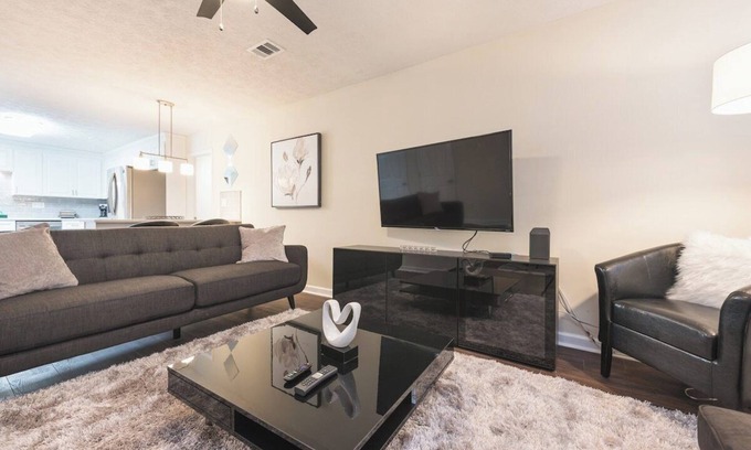 Conyers House | The Modern Serenity Townhome -10 mins to Horsepark