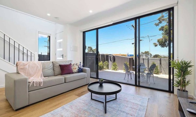 Moorabbin House | The Moorabbin Townhouse - Comfortable & Accessible