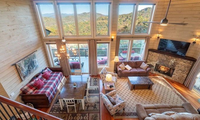 Helen House | The Mount Yonah Castle, Spectacular Mountain Views, Hot Tub, Pet Friendly