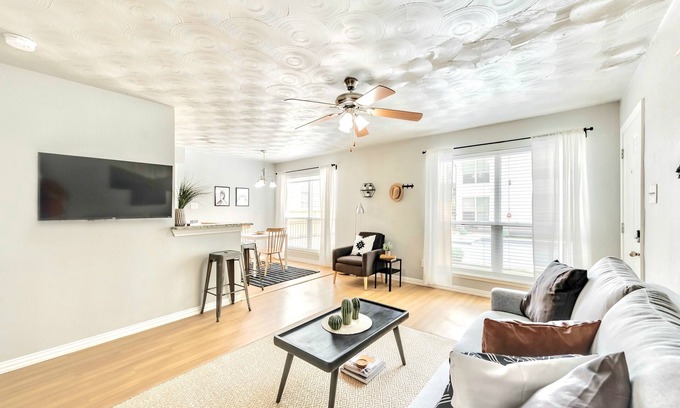 Old East Dallas Apartment | The Munger Proper + Spa Pool
