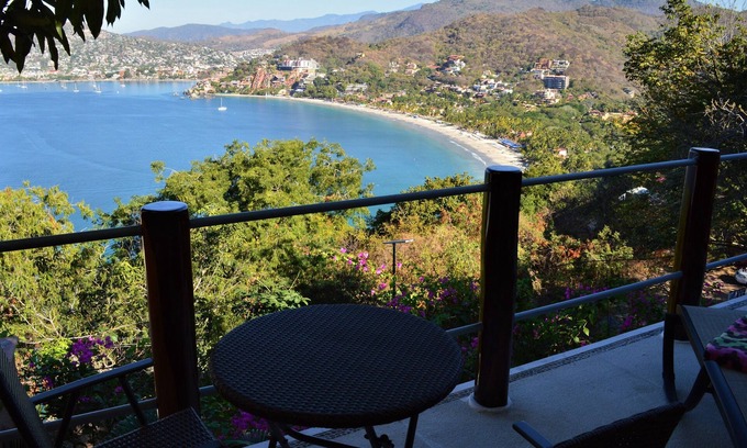 Playa Las Gatas House | The owners of sailing catamaran "Picante" bring you a slice of paradise
