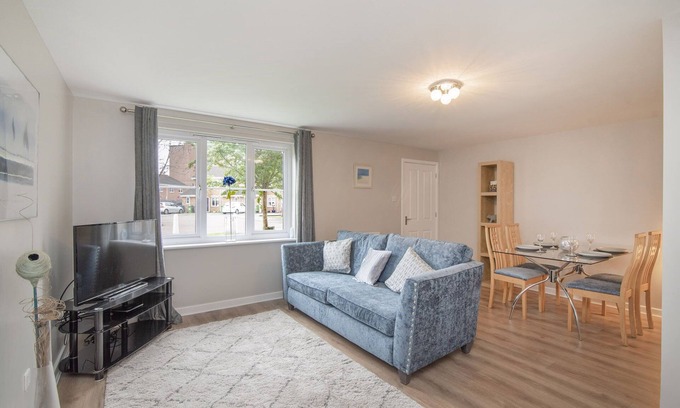 East End House | The Nelson: Spacious Main Door Holiday Home & Parking