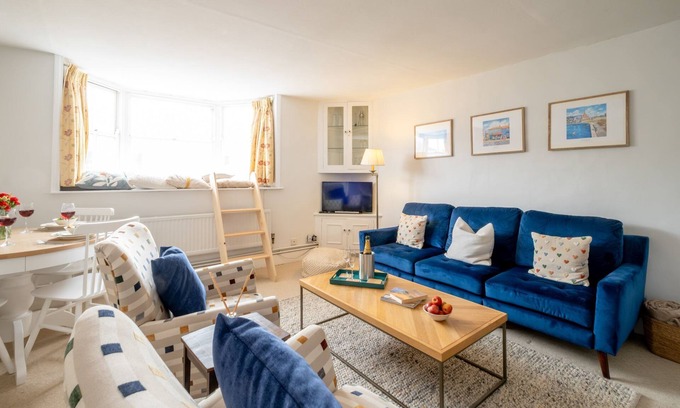 Aldeburgh Cottage | The Nest - sleeps 4 guests in 2 bedrooms