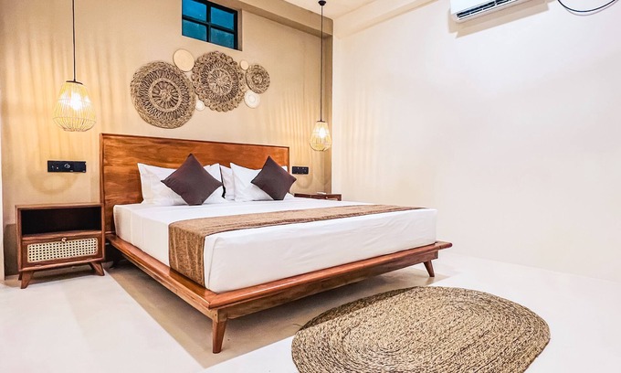 Weligama Villa | The Neylipz Cozy villa with 65" flat TV with PS5, outdoor Jacuzzi and Kitchen
