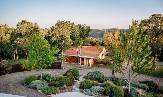 Mariposa House | The Oak Meadows Guest House