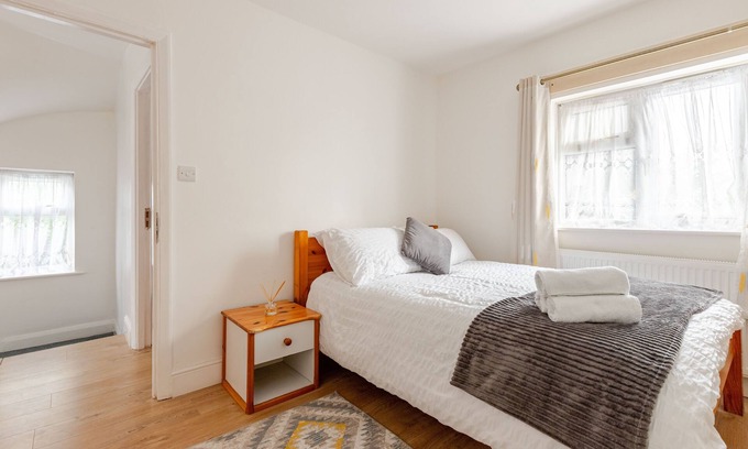 Alperton Apartment | The Oakland, Spacious 3-Bed Flat with Fast WiFi, Free Parking & Self Check-In
