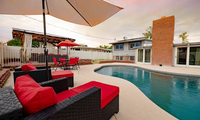 Tucson House | The Oasis- House with pool/2 master suites/fire pit/outdoor bar