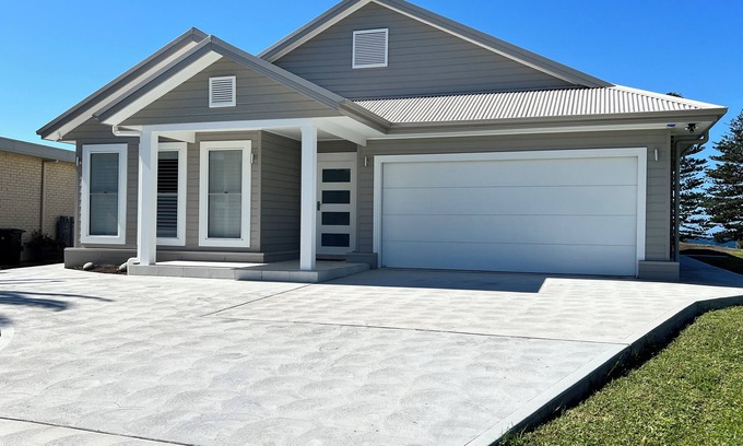 Tuross Head House | The Ocean’s Edge is a contemporary coastal home with stunning beach views.