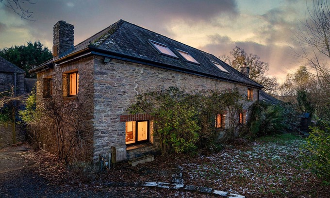Totnes Cottage | The Old Coach House - cosy barn, garden and parking