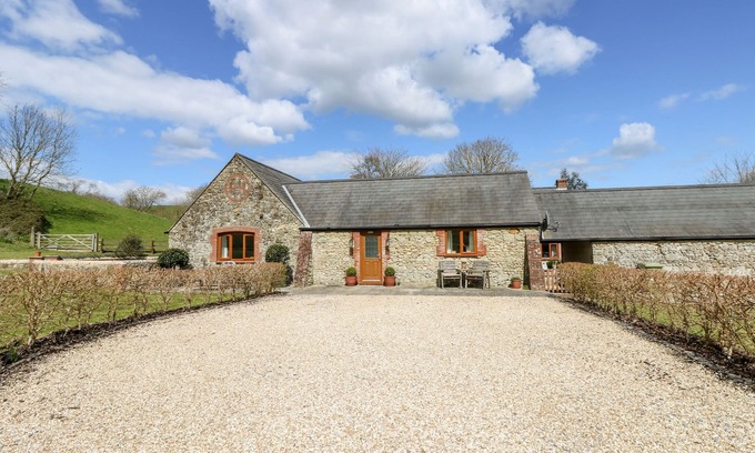 Newport Cottage | THE OLD DAIRY, pet friendly, with a garden in Gatcombe