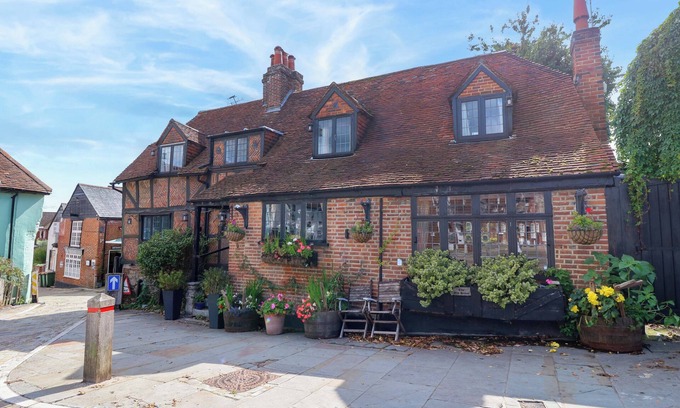 Hamble-le-Rice House | THE OLD HOUSE, pet friendly, character holiday cottage in Hamble