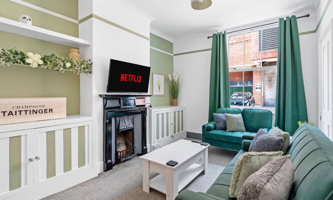 Worthing House | The Old Laundry House, Town Centre - FREE Parking (WORTHING)