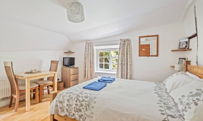 New Forest District Apartment | The Old Post Office at Wheelwrights Post