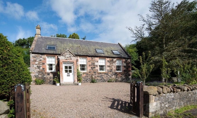 Hume Cottage | The Old School, Hume - sleeping 4 guests in 2 bedrooms