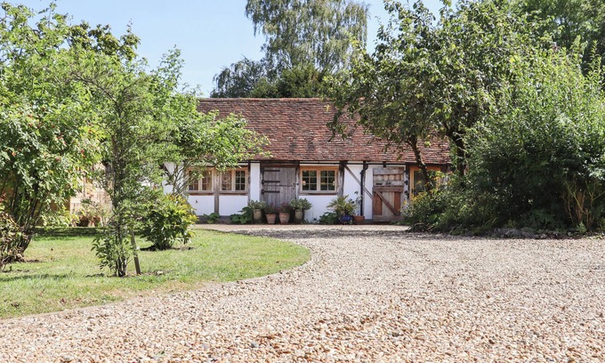 Headcorn Cottage | THE OLD STABLES, pet friendly, character holiday cottage in Headcorn