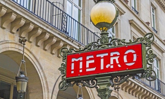 Saint-Merri Apartment | The old-world charm of Marais &its narrow cobblestone streets&hidden courtyards