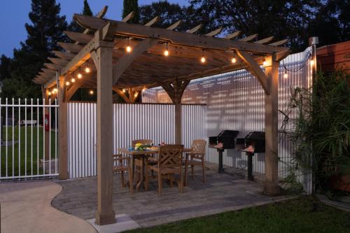 Ukiah Hotel | The Orchard Hotel Ukiah Wine Country Free Breakfast, Pool, & Hot Tub