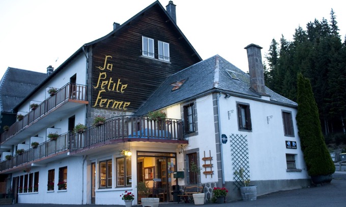 Besse-et-Saint-Anastaise Hotel | The Originals Relais, Auberge de la Petite Ferme