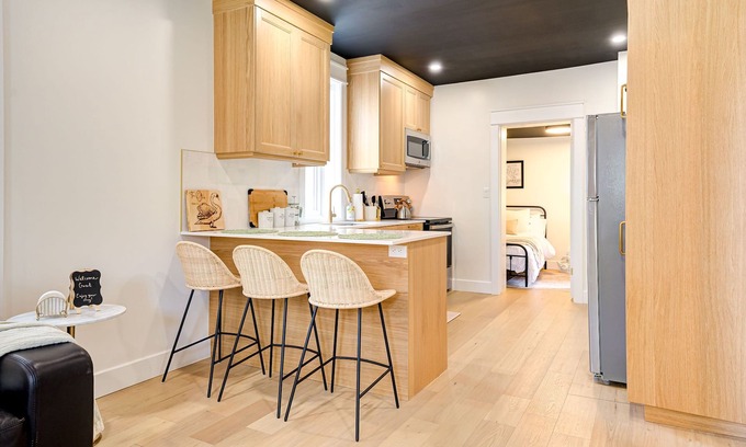 Kitchener Apartment | The Otis 𓅬 on Victoria Park | 2 Bed 1 Bath | Main Floor Suite