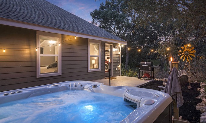 Canyon Lake Cottage | The Overlook Cottage | Serene Spa | Mini Lake View