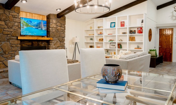 Fayetteville House | The Overlook on Mt Sequoyah~ Hot Tub~ 1mi from UofA campus and downtown!