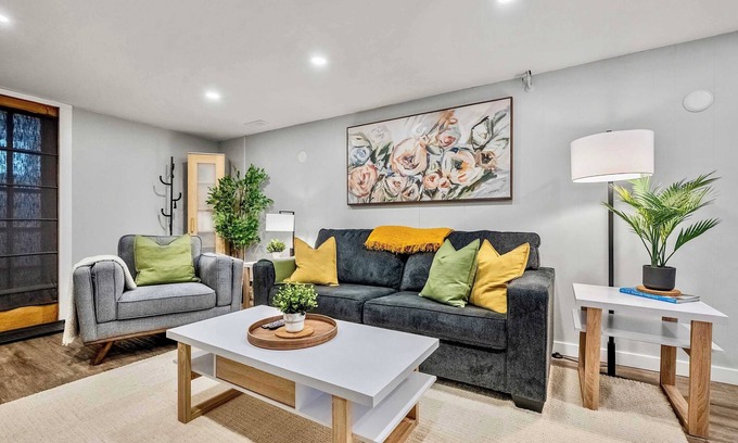 Northwest Calgary House | The Owlet PetsOK QueenBD Private BigOffice