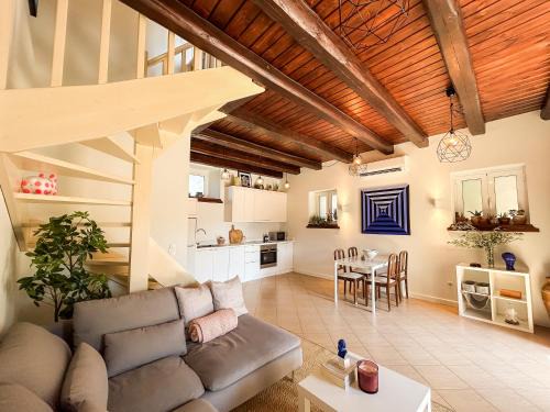 Achilleio House | The Painters Cottage