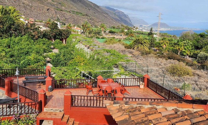 Icod de los Vinos Villa | The Palm Villa: A Canarian Oasis in Icod de los Vinos.